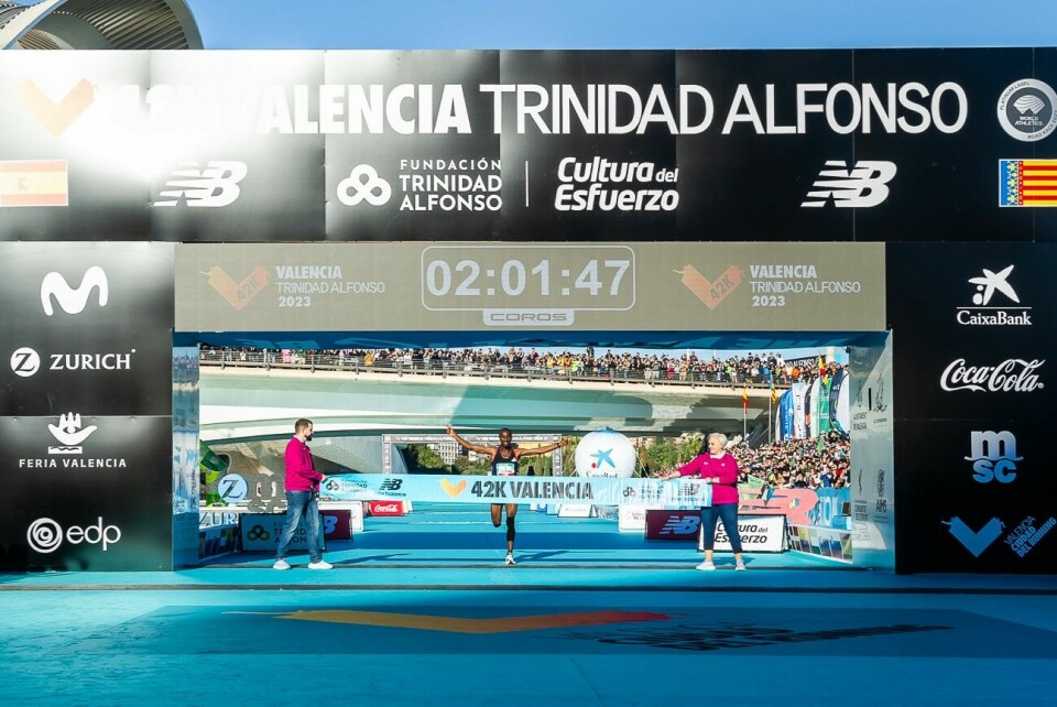 Sisay Lemma fra Etiopia vant Valencia maraton på ny løyperekord og med den fjerde beste tiden i verden noensinne. (Foto: Bruno Almela Egido) Sisay Lemma fra Etiopia vant Valencia maraton på ny løyperekord og med den fjerde beste tiden i verden noensinne. (Foto: Bruno Almela Egido, arrangøren)