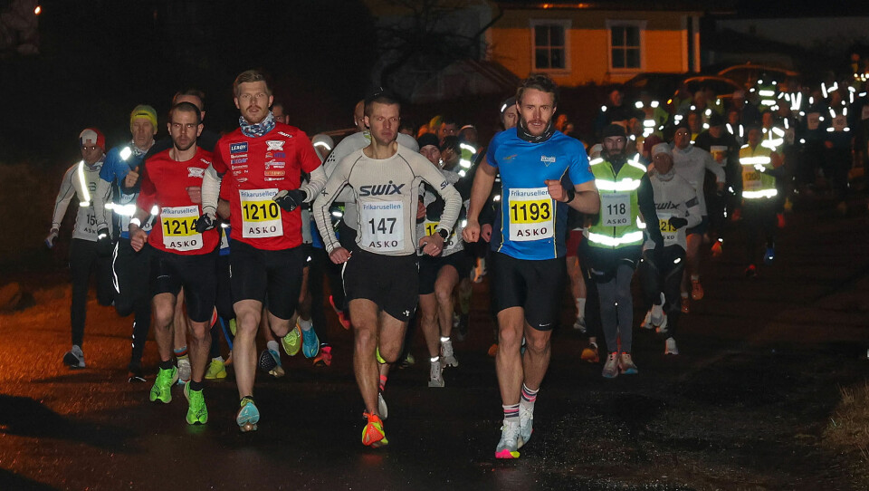 Espen Borge Joensen (147) og Magnus Kallager tar føringen ut fra start på Frikarusellen. De etterfølges av mange løpere denne gangen.(Alle foto: Arne Dag Myking) Espen Borge Joensen (147) og Magnus Kallager tar føringen ut fra start på Frikarusellen. De etterfølges av mange løpere denne gangen.(Alle foto: Arne Dag Myking)