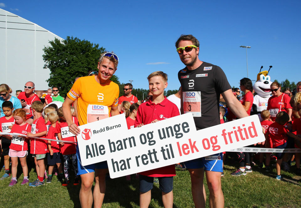 Simen Hegstad Krüger og Eirik Myhr Nossum på startstreken sammen med en representant for de mange unge løperne som var med. (Foto: Bjørn Hytjanstorp) Simen Hegstad Krüger og Eirik Myhr Nossum på startstreken sammen med en representant for de mange unge løperne som var med. (Foto: Bjørn Hytjanstorp)