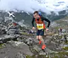 Årets Europameistar i motbakkeløp Johan Bugge passerar 2000 moh i suveren leiing med kun 60 høgdemeter igjen til mål 2.068 moh og kr 12.500 i premie for siger på ny løyperekord. Foto Lene Bolstad.