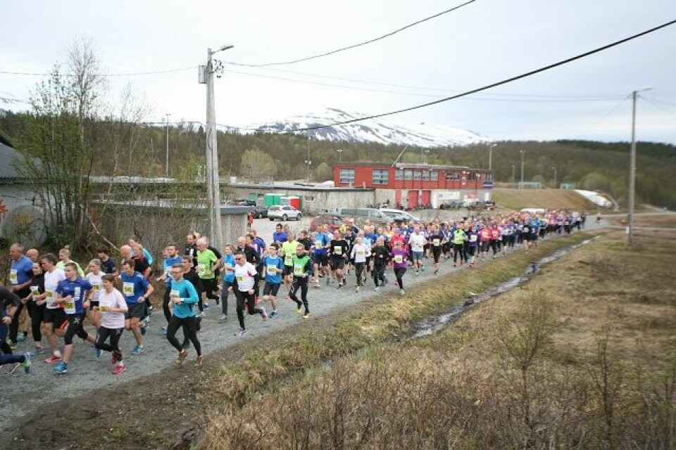 357 løpere deltok i Tromsøkarusellen i lysløypa på Tromsøya. start.jpg