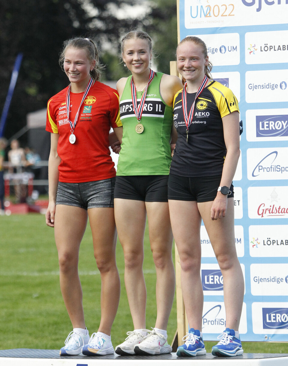 Sololøp gav UM-gull til både Malin Hoelsveen og Maiken Holmung Prøitz 3000m J-18-19-Pallen_H9F3355.jpg