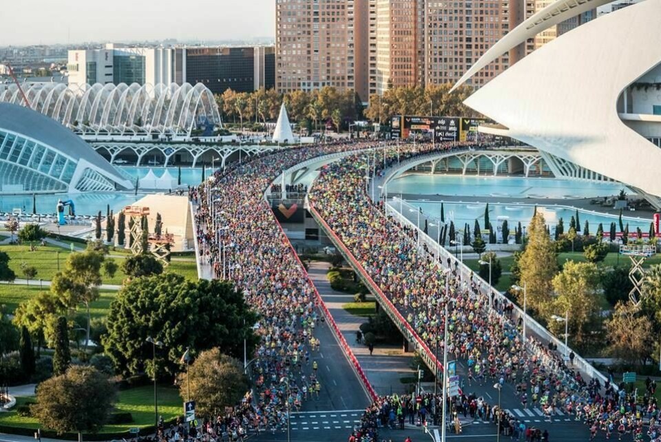 Kenenisa Bekele satser friskt mot både Valencia Marathon og OL i Paris Slik så det ut da starten gikk i 2018. (Foto: Arrangøren)