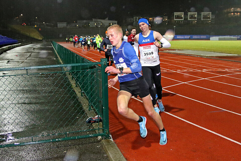 Philip Massacand går rett i front ut fra Fana Stadion. Marius Sørli henger i ryggen på ham. Philip Massacand går rett i front ut fra Fana Stadion. Marius Sørli henger i ryggen på ham.