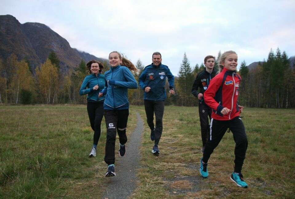 Terje Hole og Brynhild Synstnes med to generasjoner idrettsglede på Åndalsnes Brynhild Synstnes, Ingeborg Synstnes Hole, Terje Hole, Iver Synstnes Hole og Ida Synstnes Hole på Åndalsnes