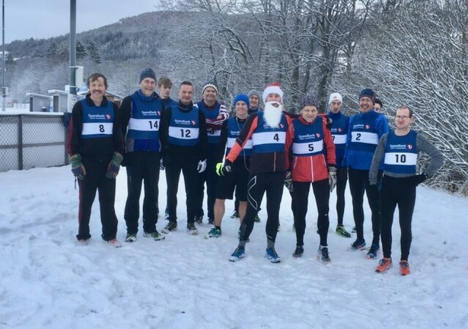 14 lokale løpere og en nisse deltok i årets siste løp rundt Rotevatnet. Voldanissen hadde tatt stegene ned fra Rotsethornet for å trimme rundt vatnet ved foten av fjellet. Foto Elin Burås Sylte 14 lokale løpere og en nisse deltok i årets siste løp rundt Rotevatnet. Voldanissen hadde tatt stegene ned fra Rotsethornet for å trimme rundt vatnet ved foten av fjellet. Foto Elin Burås Sylte