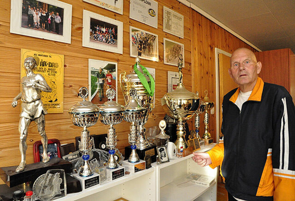 Hans Jakob Berntsen var ikke redd for å utfordre seg selv, og pokalsamlinga forteller om noe av det han var med på. De to største pokalene er for 200 helmaratonløp og for Jernmannstatuetten 10 ganger. (Foto: Trygve Hillestad) Hans Jakob Berntsen var ikke redd for å utfordre seg selv, og pokalsamlinga forteller om noe av det han var med på. De to største pokalene er for 200 helmaratonløp og for Jernmannstatuetten 10 ganger. (Foto: Trygve Hillestad)
