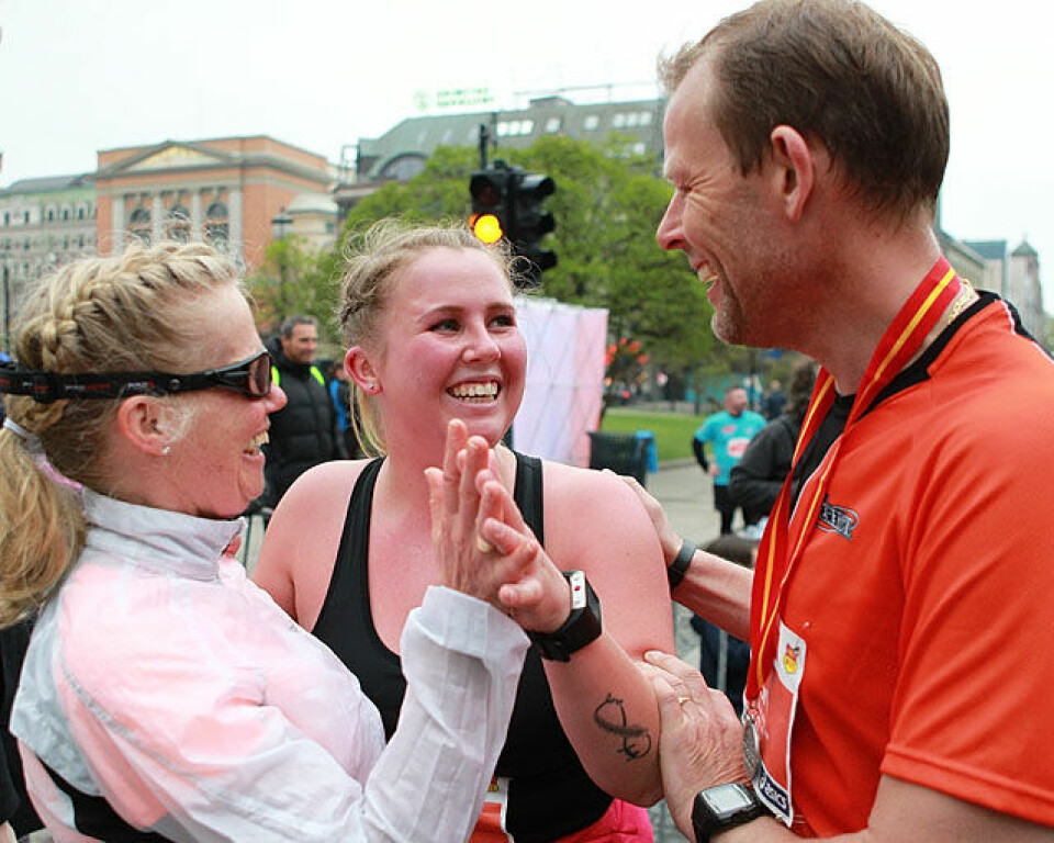 Sentrumsløpet en stor folkefest - vi har snakket med løperne Dagens_gladeste_Malin_Oeygard_far_Tore_Mor_Annica_A20G8644.jpg