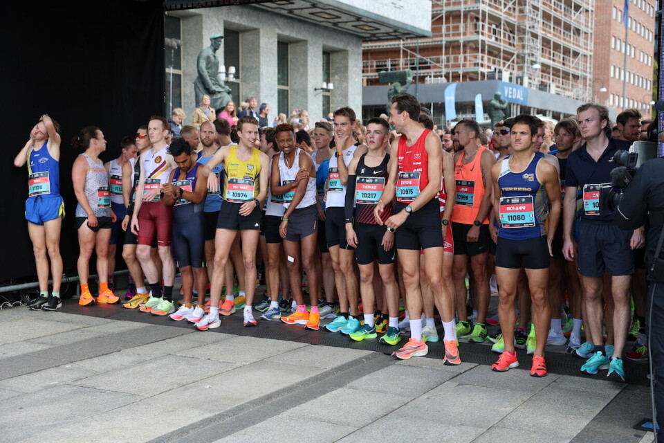 Mathilde Theisen og Trygve Feidje Mjelde vant 10 km i Oslo Maraton Snart start.JPG