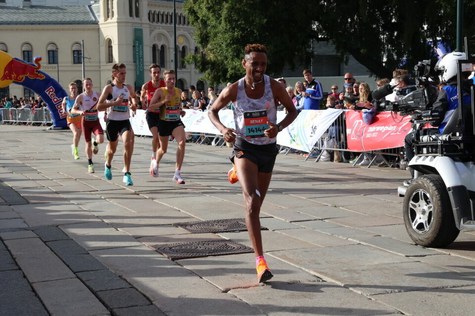 Mathilde Theisen og Trygve Feidje Mjelde vant 10 km i Oslo Maraton Senay spurter mot spurtpunkt paa brygga.JPG