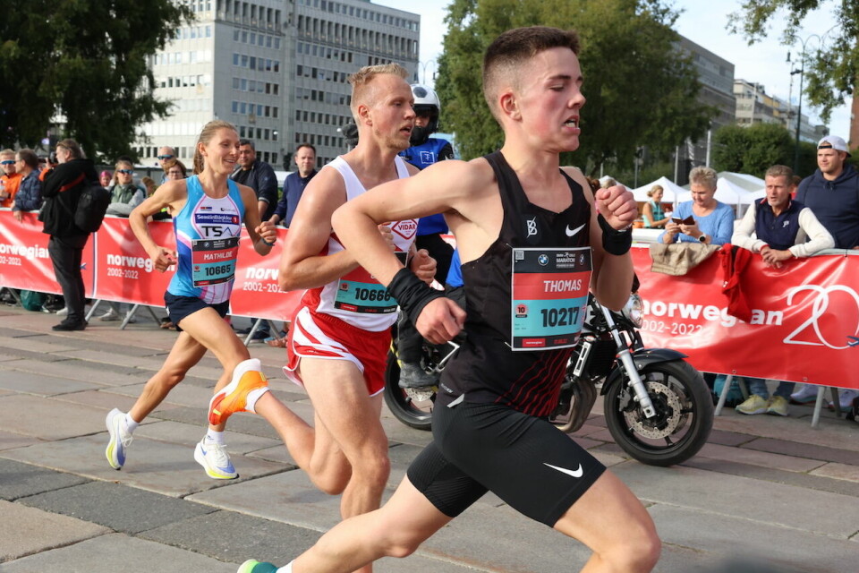 Mathilde Theisen og Trygve Feidje Mjelde vant 10 km i Oslo Maraton Mathilde theisen paa brygga med et smil.JPG