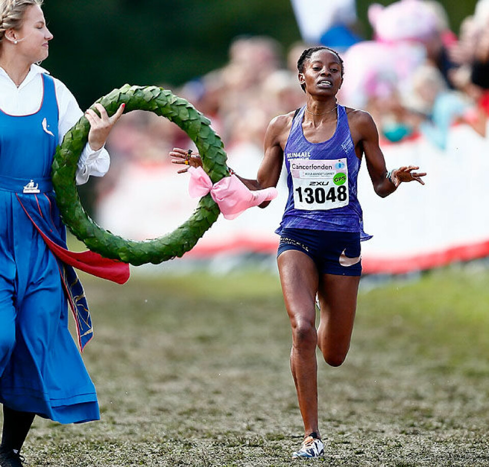 Lidingöloppet: Julie Larsen vant 15 km, Rolf Steier nr. 7 på 30 km Sylvia Medugu_tidl_Kiberenge_i_rosa_bandet_640_002.jpg