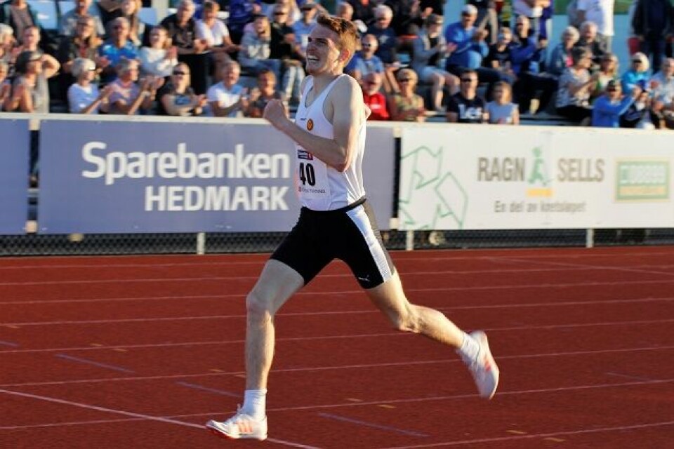 Marius Vedvik spurter inn til seier på Hamar på 8.01.81, hans 3. beste resultat på distansen. (Foto: Rolf Bakken) Marius Vedvik spurter inn til seier på Hamar på 8.01.81, hans 3. beste resultat på distansen. (Foto: Rolf Bakken)