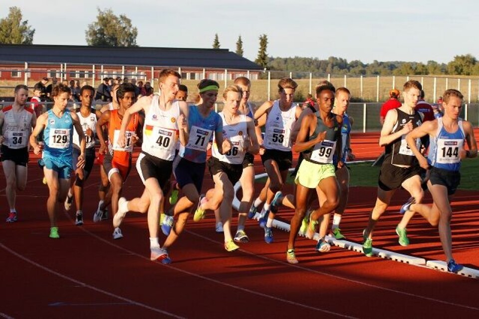 Marius Vedvik viste solid 3000 m-form på Hamar 3000m_MS_rett_etter_start.jpg