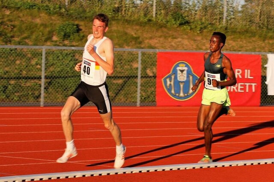 Marius Vedvik viste solid 3000 m-form på Hamar 3000m_MS_Marius_Vedvik_og_Sultan_Hassan.jpg