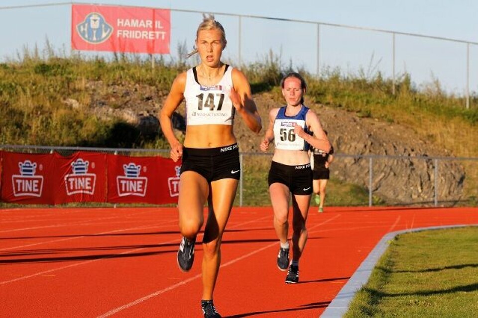 Marius Vedvik viste solid 3000 m-form på Hamar 3000m_KS_Kristin_Salvesen_ og_Hanne_Mjoen_Maridal.jpg