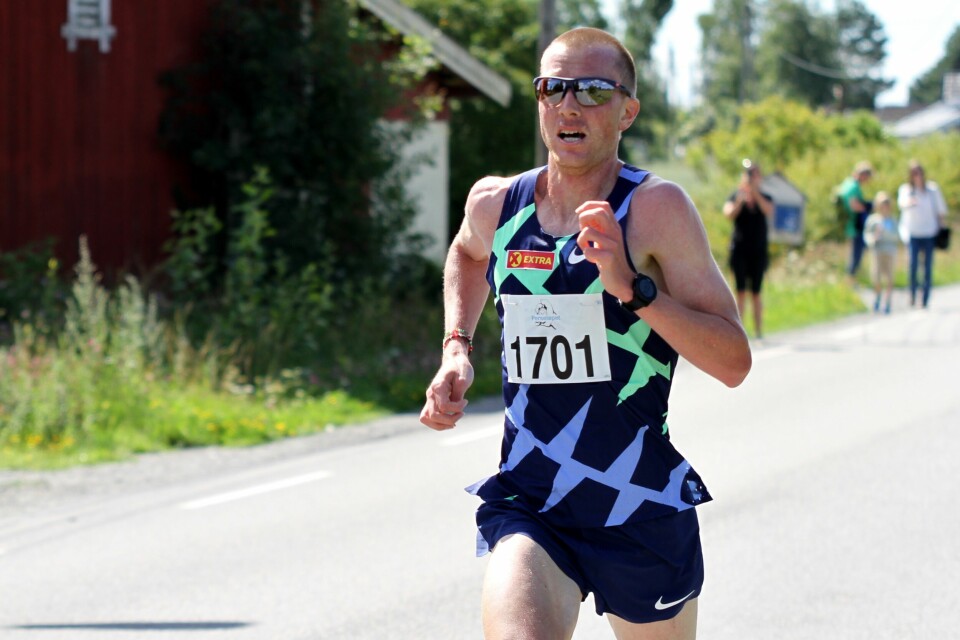 Sondre Nordstad Moen med 100 meter igjen til mål etter en veldig sterk avslutning på 10-kilometeren. (Foto: Olav Engen) Sondre Nordstad Moen med 100 meter igjen til mål etter en veldig sterk avslutning på 10-kilometeren. (Foto: Olav Engen)