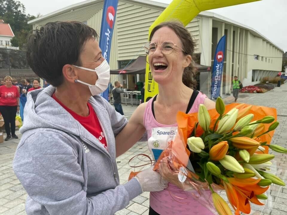 Arrangøren delte ut fire blomsterbuketter til noen de plukket ut i farta, her er det en lykkelig 5 km løper som ble overrasket med blomster av funksjonær Beate Sommer. (Alle foto: Janicke Yttervik ) Arrangøren delte ut fire blomsterbuketter til noen de plukket ut i farta, her er det en lykkelig 5 km løper som ble overrasket med blomster av funksjonær Beate Sommer. (Alle foto: Janicke Yttervik )