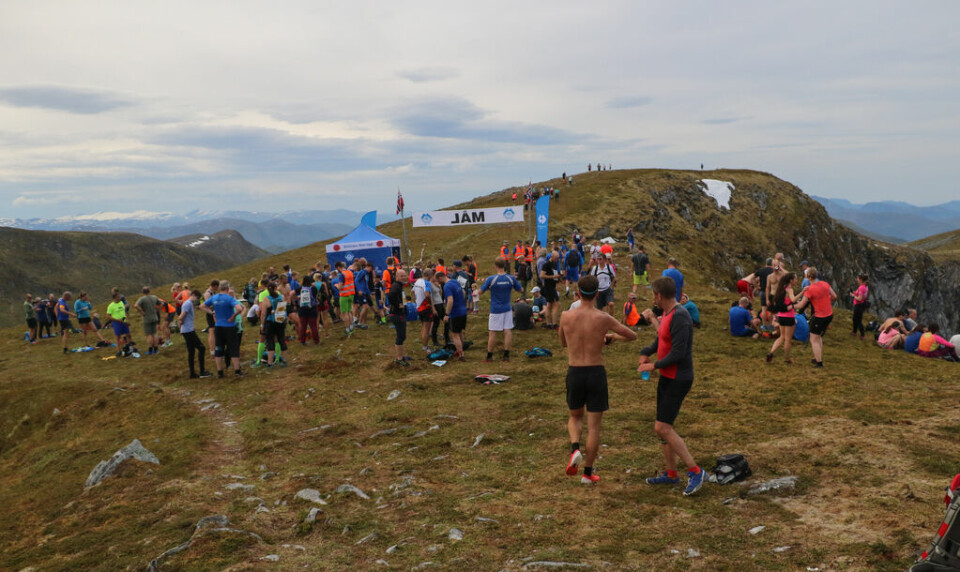 Blåfelden rett opp byr på 842 høydemeter lørdag 11. juni toppen.jpg
