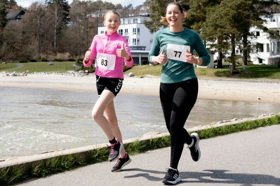 Fevik halvmaraton har også et 5 km, som går i smukke omgivelser Løbere på promeneade foran sandstrand