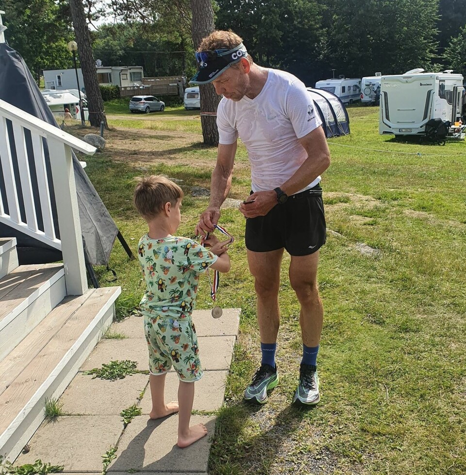 Kyststien Trail Ultra (Larvik) i flotte forhold og med sterk løyperekord Odd_Ivar_Solvold_ung_medaljeutdeler.jpg