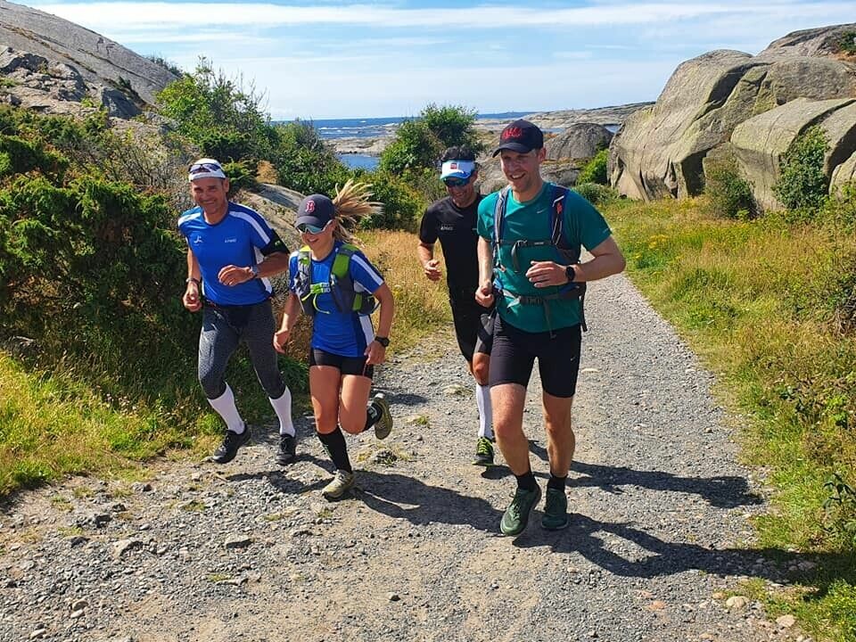 Kyststien Trail Ultra (Larvik) i flotte forhold og med sterk løyperekord Glade_løpere.jpg