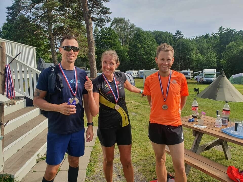 Kyststien Trail Ultra (Larvik) i flotte forhold og med sterk løyperekord Guro_og_to_til.jpg