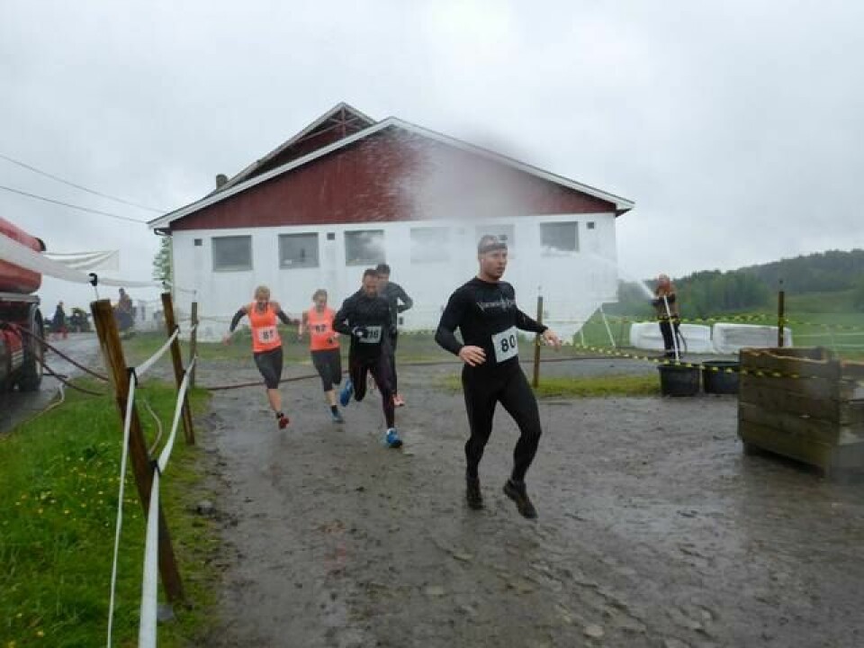 Barskingen i Rakkestad - Norges beste hinderløp? 2015.06.06 _Barskingen_Firehose_FOTO_Karin Widding Weider.jpg