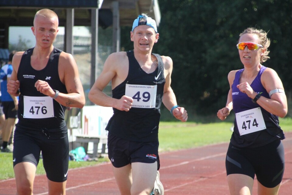5.000 m: Anders Tveit, Birkenes IL flankeres af Herman Bomhoff Gustavsen og Helen Palmer begge Kristiansand løpeklubb. (Alle foto: Henrik Kofoed Nielsen)) Anders Tveit og Herman B Gustavsen overhaler Helen Palmer i fin stil på 5.000 m