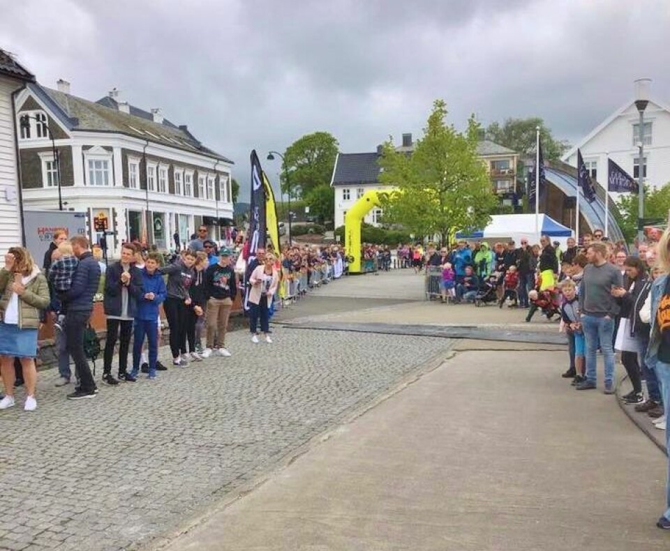 452 løp Farsund Maraton: Tjørnhom løp halvmaraton på 1:09:39 Publikum (720x592).jpg