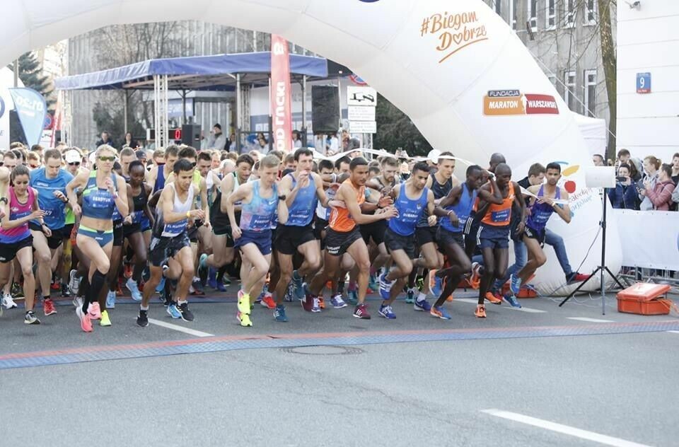 Fra starten av søndages Warszawa halvmaraton som gikk med i overkant av 10 000 deltagere hvorav 24 norske (Foto: Facebook/Maraton Warszawski) Fra starten av søndages Warszawa halvmaraton som gikk med i overkant av 10 000 deltagere hvorav 24 norske (Foto: Facebook/Maraton Warszawski)