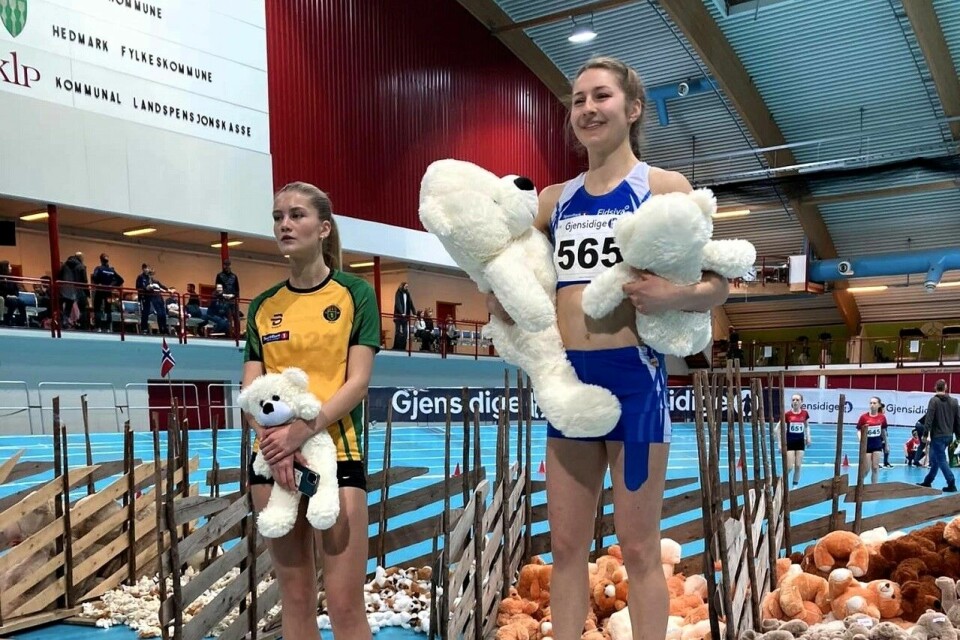 Anniken Årebrot på pallen med både vinner- og rekordbamse sammen med toeren Natalie Nordbeck Jøransen i kvinner senior. (Foto fra FIK Orions facebookside) Anniken Aarebrot med på pallen med vinnerbamse sammen med Natalie Nordbeck Jøransen i kvinnenes senior. (Foto fra FIK Orions facebookside)