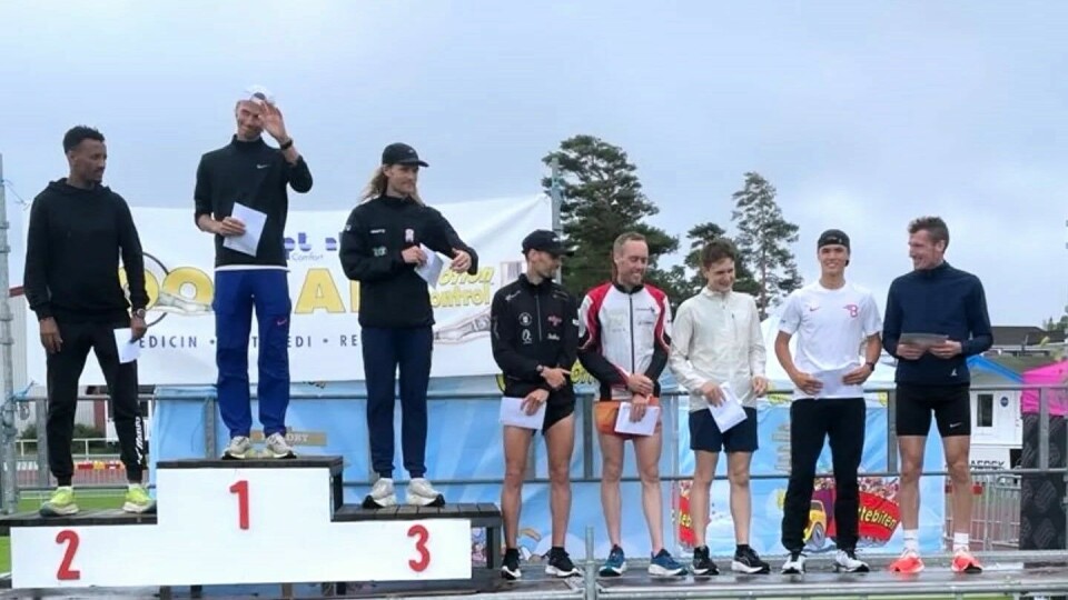 Premiepodiet på 10 km i Strömstadmilen i år med (fra v.) Senay Fissehatsion, Vidar Johansson og Arvid Örn øverst. (Foto: arrangøren) Premiepodiet på 10 km i Strömstadmilen i år med (fra v.) Senay Fissehatsion, Vidar Johansson og Arvid Örn øverst. (Foto: arrangøren)