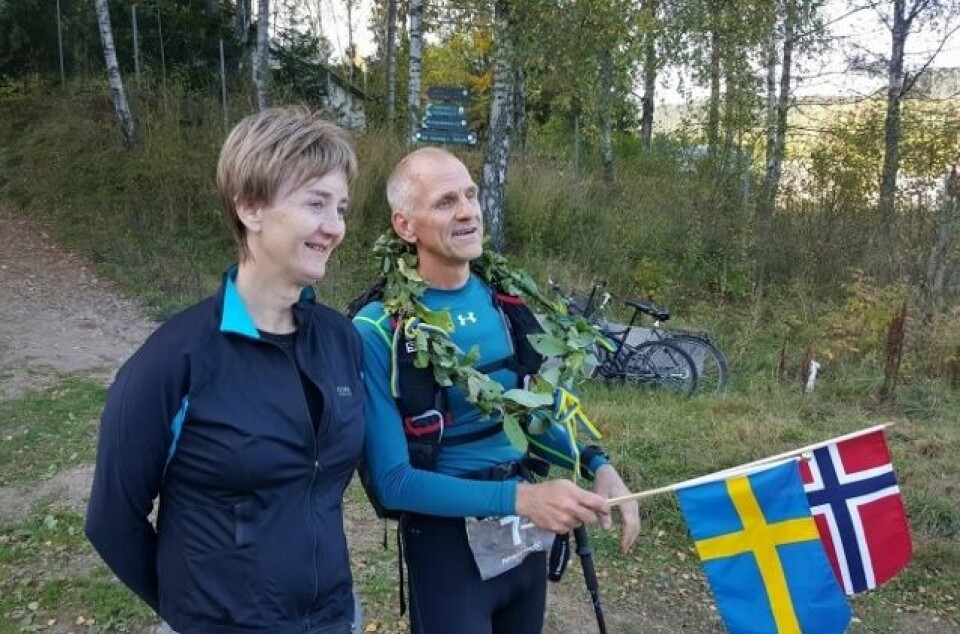 Fägersten vant NUC200 på 44 timer - Skotheim vant 100 km Jesper Fägersten med konas seierskrans, her sammen med løpsleder Jannicke Bergh etter målgang på 200 kilometer (foto: Henning Lauridsen).