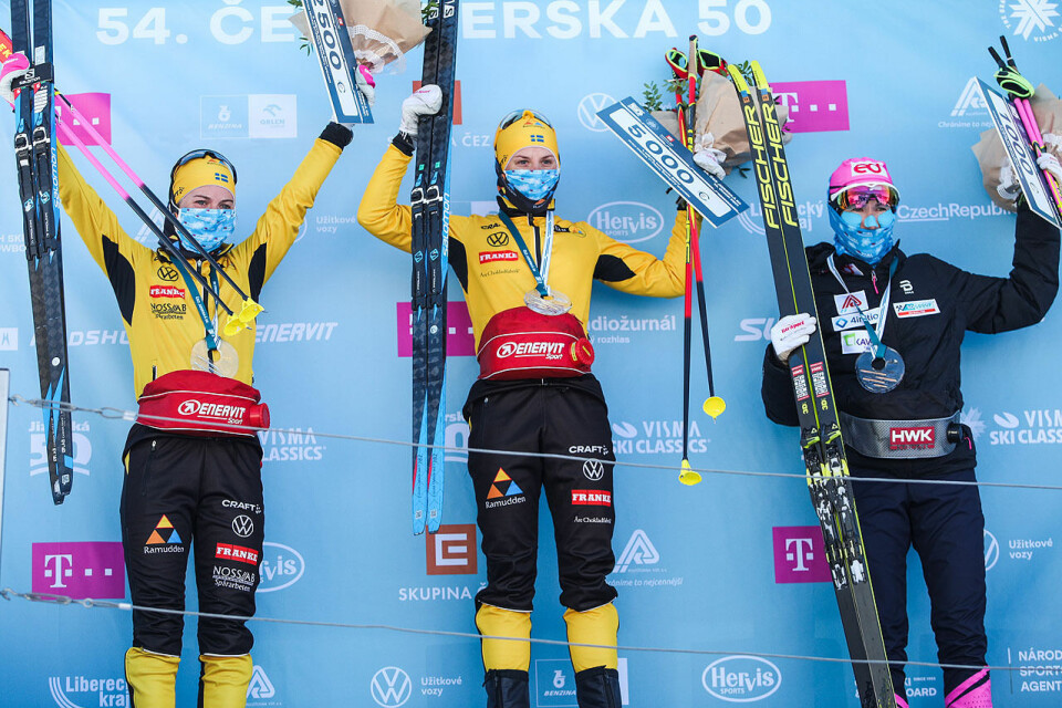 Svenskene vant i Ski Classics Jizerská 50 - Emil Persson og Lina Korsgren til topps Ida Dahl, Lina Korsgren and Katerina Smutna_2.jpg