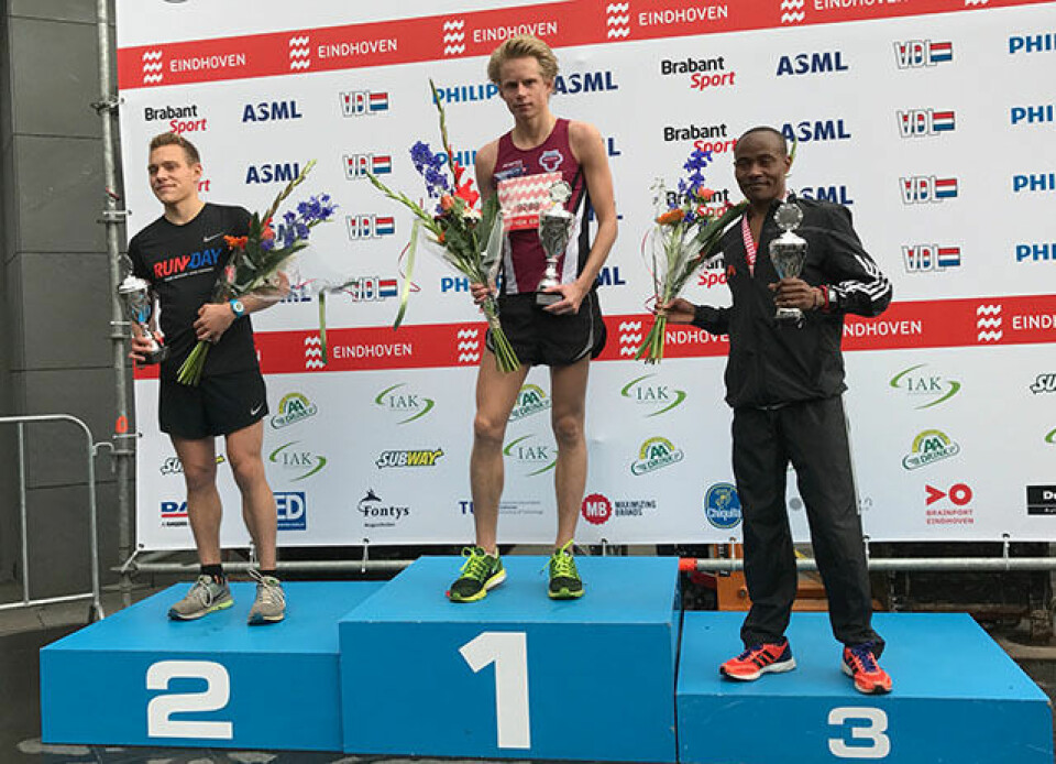 Ole Petter Fjeld kunne klatre opp på pallens øverste trinn etter å ha vunnet halvmaratonløpet i Eindhoven. (Foto: Nils Johan Fjeld) Ole Petter Fjeld kunne klatre opp på pallens øverste trinn etter å ha vunnet halvmaratonløpet i Eindhoven. (Foto: Nils Johan Fjeld)