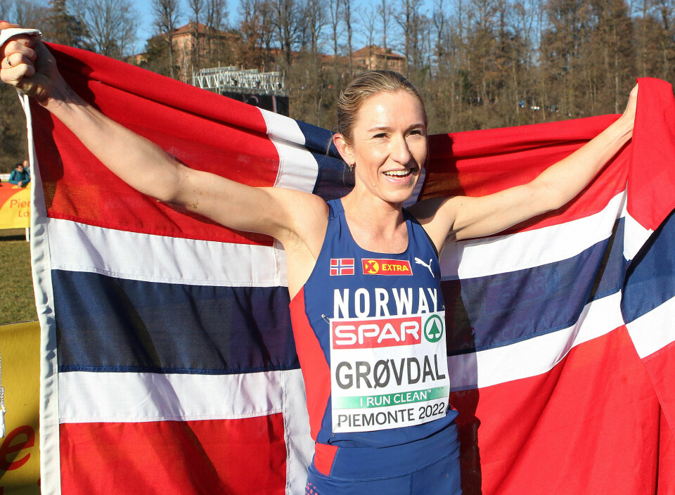 Karoline Bjerkeli Grøvdal kunne som i Dublin i fjor heve det norske flagget etter sin seier i terreng-EM i Torino. (Foto: Kjell Vigestad) Karoline Bjerkeli Grøvdal kunne som i Dublin i fjor heve det norske flagget etter sin seier i terreng-EM i Torino. (Foto: Kjell Vigestad)