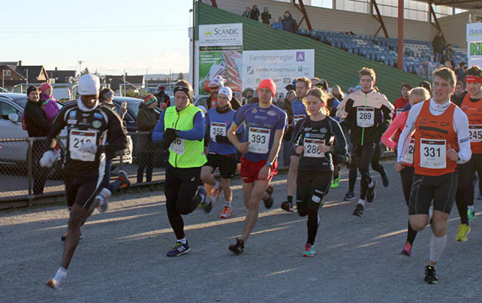 343 løp halv og hel maraton på Karmøy i sol, hagl og snø Halvmaraton_ut_fra_start.jpg