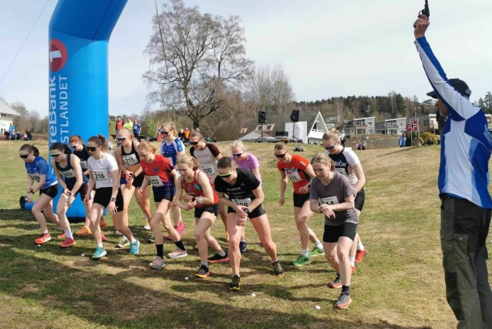 Starten går for alle kvinneklasser på 1,6 km med 15 løpere i feltet. (Foto: Dag Kåshagen) Starten går for alle kvinneklasser på 1,6 km med 15 løpere i feltet. (Foto: Dag Kåshagen)