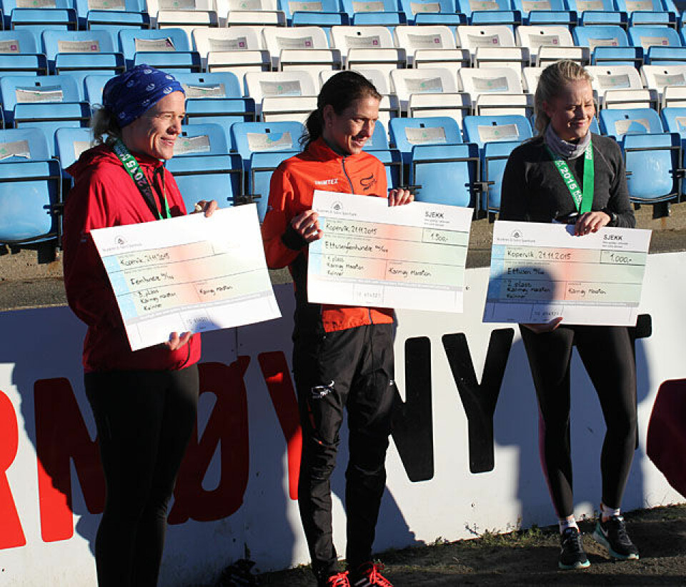 343 løp halv og hel maraton på Karmøy i sol, hagl og snø 1364_Kvinner_maraton_pall.jpg