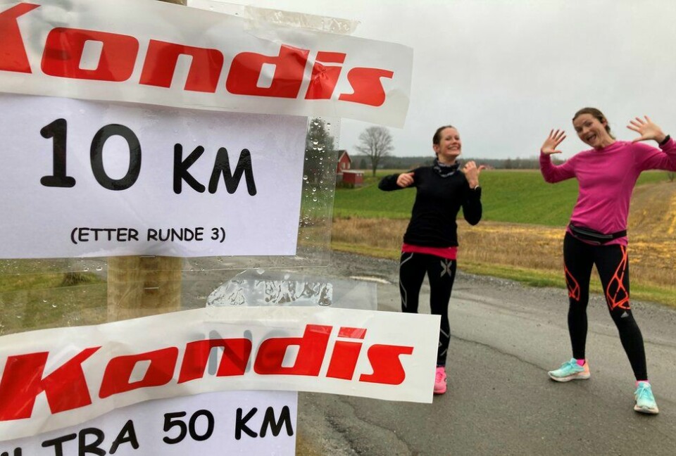 Annette Velde Sande er ultraløperen som sliter med dørstokkmila F.v: Sofiia Granheim og Annette Velde Sande etter målgang på 50 km, Kondistreninga Årnes arrangerte Kondisløpet 31. oktober 2020
