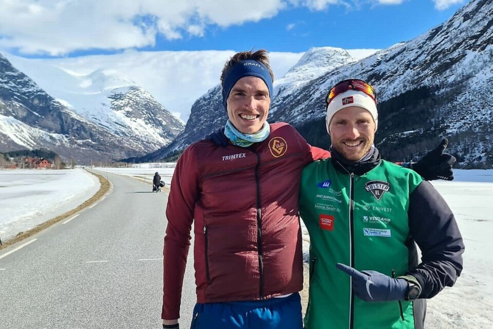 Eivind Øygard peker på dagens mann, Marius Vedvik, i Stardalen skjærtorsdag. (Foto: Åge Årdal) Eivind Øygard peker på dagens mann, Marius Vedvik, i Stardalen skjærtorsdag. (Foto: Åge Årdal)