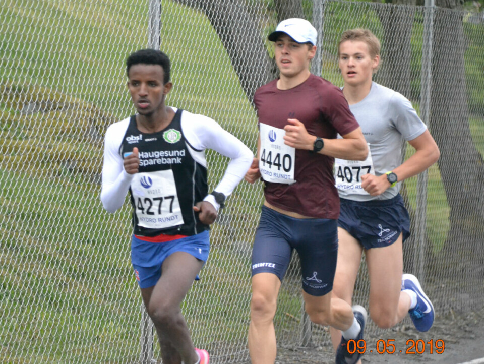 Tedros G Haile(4227), Endre Espedal(4440) og Erik Nygård Madsen (4077) er i tet etter ca 600 m løping. Foto: Einar Søndeland. Tedros G Haile (4227), Endre Espedal(4440) og Erik Nygård Madsen(4077) er i tet etter ca 600m løping. Foto: Einar Søndeland.