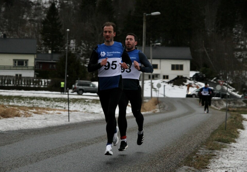 Jan Endre Rise (95) vinner dagens løp med Knut Vikebak (93) som nummer to. Etter halvgått løp ligger de ganske likt Jan Endre Rise (95) vinner dagens løp med Knut Vikebak (93) som nummer to. Etter halvgått løp ligger de ganske likt