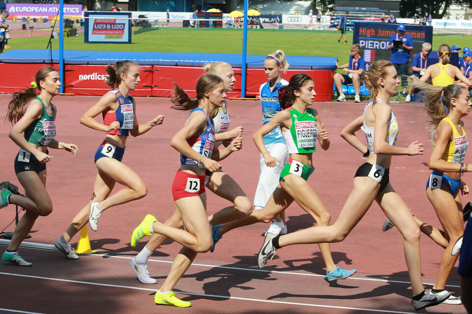 Alle tre jentene videre til finalen på 1500 meter Heat1_Oestberg_etter_350_innerst_nesten_bakerst_Z3T9958.jpg
