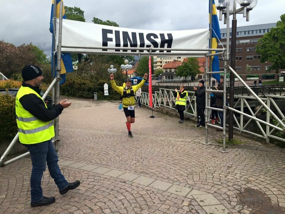 En jublende Ragnar i mål etter nesten et døgn regn og leire (foto:Marianne Vinje). En jublende Ragnar i mål etter nesten et døgn regn og leire (foto:Marianne Vinje).