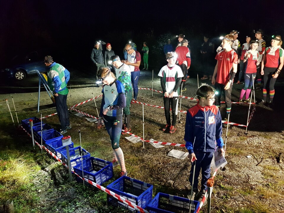 KM natt for Innlandet o-krets i Løten fredag kveld Løpere gjør seg klar til start.jpg