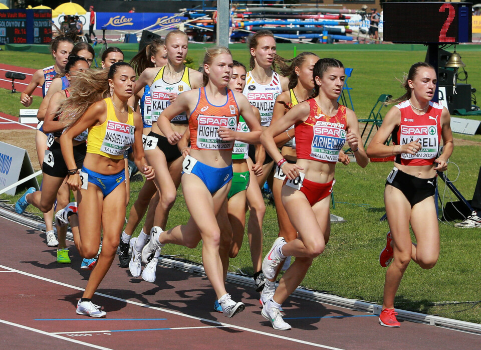 Alle tre jentene videre til finalen på 1500 meter Etter_700m_fortsatt_paa_halen_innerst_AZ3T9990.jpg