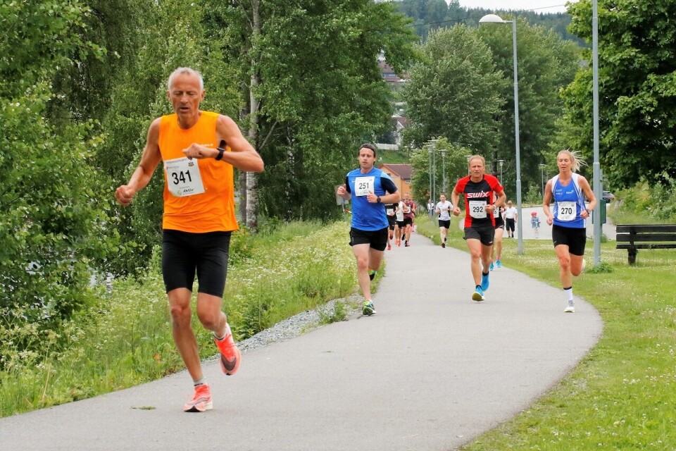 Per Vidar Fjeld har vært foran skjema hele denne løpsesongen. Her sjekker han tida under Sentrumsgateløpet på hjemmebane på Kongsvinger i juni. (Foto: Trond Hansen) Per Vidar Fjeld har vært foran skjema hele denne løpsesongen. Her sjekker han tida under Sentrumsgateløpet på hjemmebane på Kongsvinger i juni. (Foto: Trond Hansen)