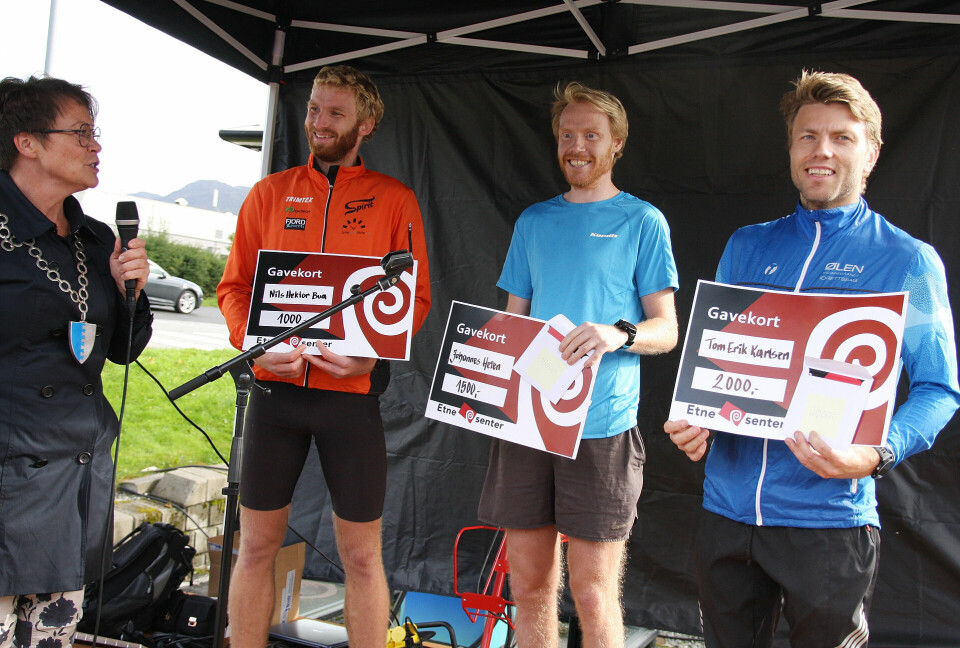 Rause premiesjekker: f.v.: nr. 3 Nils Hektor Bua, nr. 2 Johannes Heien og vinneren Tom Erik Karlsen. (Foto: Gisle Sellevold) Rause premiesjekker: f.v.: nr. 3 Nils Hektor Bua, nr. 2 Johannes Heien og vinneren Tom Erik Karlsen. (Foto: Gisle Sellevold)